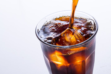 アイスコーヒーを注ぐ