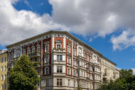 Renovierte Gr&uuml;nderzeitfassade in Berlin-Kreuzberg