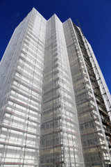 Fototapeta premium Gerüstbau: Gerüst an einem Hochhaus