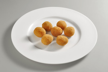 Round dish with fried breaded olives ascolane