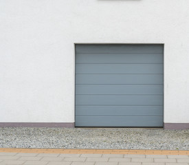 Graues Rolltor einer Garage