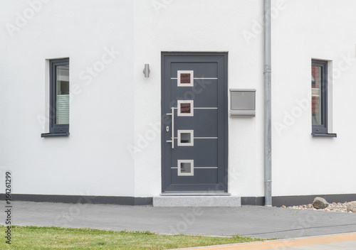 "Moderne graue Haustür" Stockfotos und lizenzfreie Bilder auf Fotolia