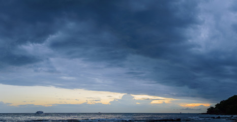 Obraz premium Sunset in Cambodia at the seaside
