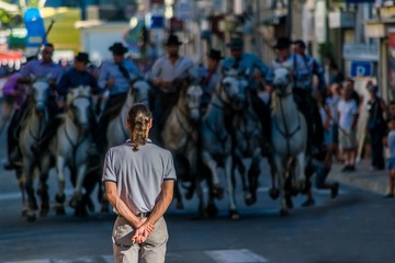 Face aux chevaux lors d'une abrivado. 