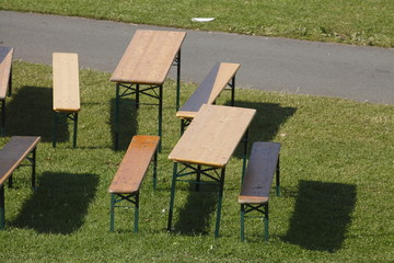 Sitzbänke und Klapptische aus Holz