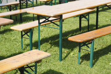 Sitzb&auml;nke und Klapptische aus Holz