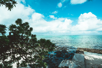 Urlaubsgefühl am tropischen Meer mit Steinen und klarem Wasser