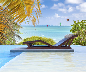 piscine à débordement avec vue sur lagon tropical 