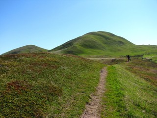 Promeneur marchant vers Big Hill, îles de la Madeleine, Québec, Canada
