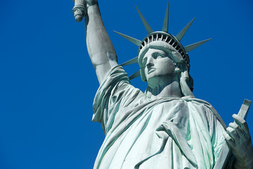 Fototapeta premium Statua Wolności poziome szczegółów w słoneczny dzień, błękitne niebo w Nowym Jorku