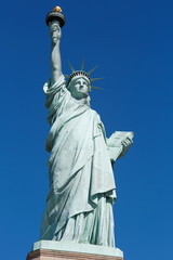 Fototapeta premium Statua Wolności w jasny słoneczny dzień, błękitne niebo w Nowym Jorku