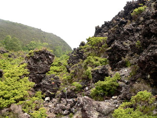 Wandern in den Nebel verhangenen Lavahügeln Misterios Negros auf Terceira, Azoren, Portugal