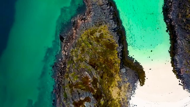 Insel aus der Vogelperspektive mit Meer