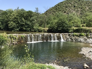 Cascade et bassin d'une rivière dans les Cévennes