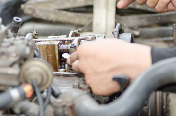 .Machinists are tuning the valve repair machine.