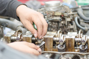 .Machinists are tuning the valve repair machine.