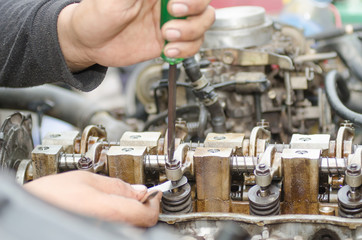 .Machinists are tuning the valve repair machine.