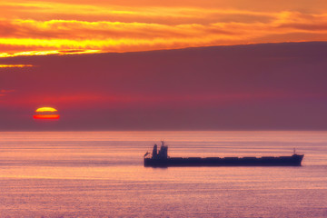 Fototapeta na wymiar ship on the sea at sunset
