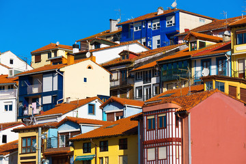 Fototapeta na wymiar colorful houses in Bermeo