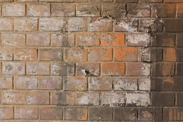汚れたレンガの古い壁