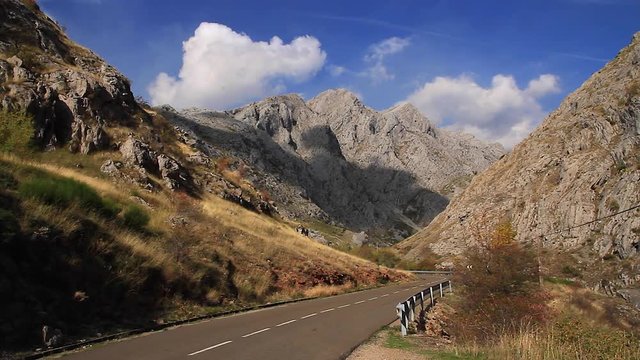 Carretera en desfiladero entre monta&ntilde;as
