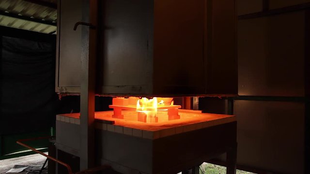 Ceramista Abriendo el Horno de Ceramica con las piezas entre fuego despues de la coccionecto sin t&iacute;tulo