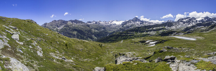 Fototapeta na wymiar Panorama view to La Thuile valley