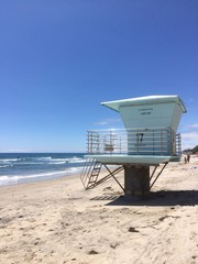 Obraz premium Poste de secours sur la plage de San Elijo en Californie