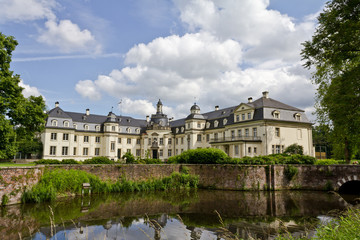 Fototapeta na wymiar Schloss im Münsterland umgeben von Wasser