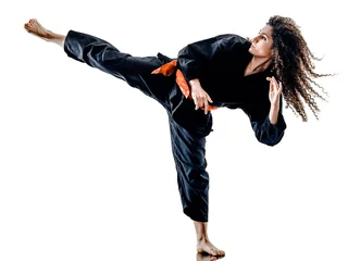 Tableaux ronds sur plexiglas Anti-reflet Arts martiaux Une femme de race blanche pratiquant les arts martiaux Kung Fu Pencak Silat en studio isolé sur fond blanc