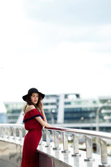 Obraz premium Beautiful girl in a hat walks around the city