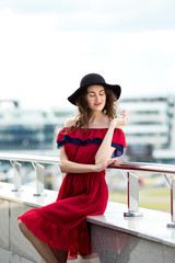 Obraz premium Beautiful girl in a hat walks around the city