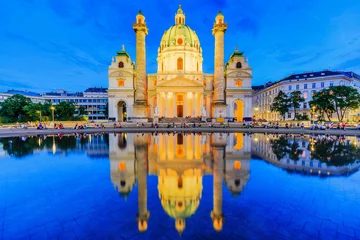 Deurstickers Wenen, Oostenrijk. St. Charles& 39 s Church (Karlskirche) bij schemering. © SCStock