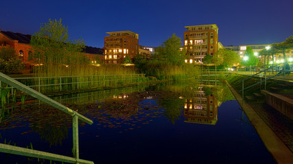 Fototapeta na wymiar See mit Gebäuden bei Nacht