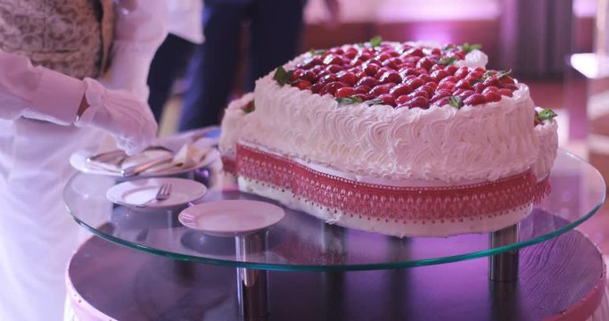 wedding cake strawberries waiter hands closeup white cream wed plates fork ceremony party dessert delicious lace baked sweet beautiful glass table portion rich decorated berries marriage tasty gloves
