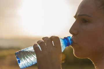 Bebiendo agua mineral.