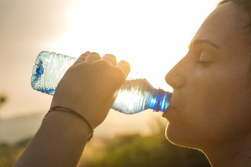 Bebiendo agua mineral.