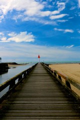 Obraz premium Normandie, Deauville le pont vers le phare