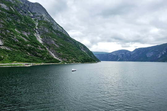 Einsame Fähre in den Weiten einer norwegischen Fjord Landschaft - Panorama - Featurebild