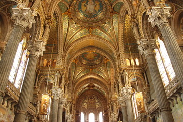 Fototapeta na wymiar Intérieur de la Basilique Notre-Dame de Fourvière à Lyon