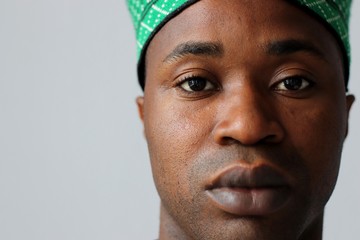 Portrait eines Afrikaners mit Mütze 