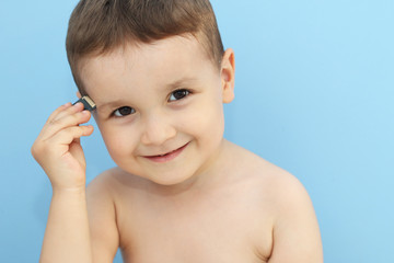 niño pequeño con tarjeta de memoria almacenando recuerdos