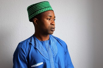 Afrikanischer Mann in traditioneller Kleidung
