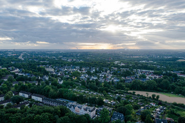 Fototapeta na wymiar Luftaufnahme / Sonnenuntergang über Stadt
