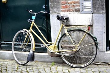 Fototapeta na wymiar Le vélo jaune