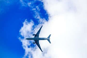 Flugzeug vor blauem Himmel