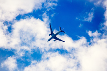 Flugzeug vor blauem Himmel