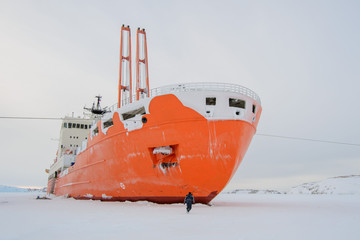Expedition ship