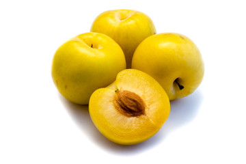 gelbe Pflaumen Pflaume mirabelle mirabellen isoliert freigestellt auf weißen Hintergrund,...