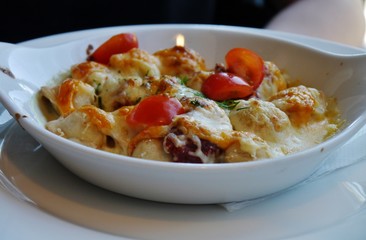 Gericht mit Tomaten und Käse überbacken